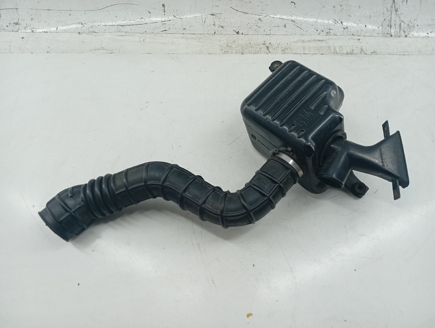 Caixa de filtro de ar com tubo de ar OPEL CORSA A Hatchback (S83) | 82 - 93