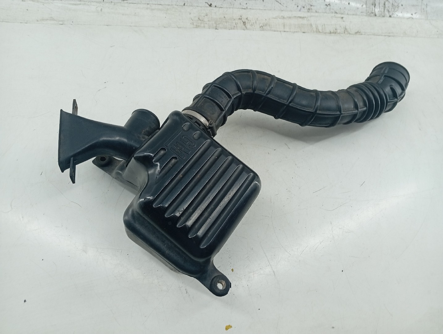 Caixa de filtro de ar com tubo de ar OPEL CORSA A Hatchback (S83) | 82 - 93 Imagem-5