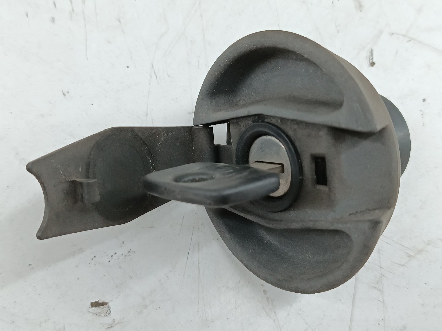 Tampa do deposito de combustível com tampão OPEL CORSA A Hatchback (S83) | 82 - 93