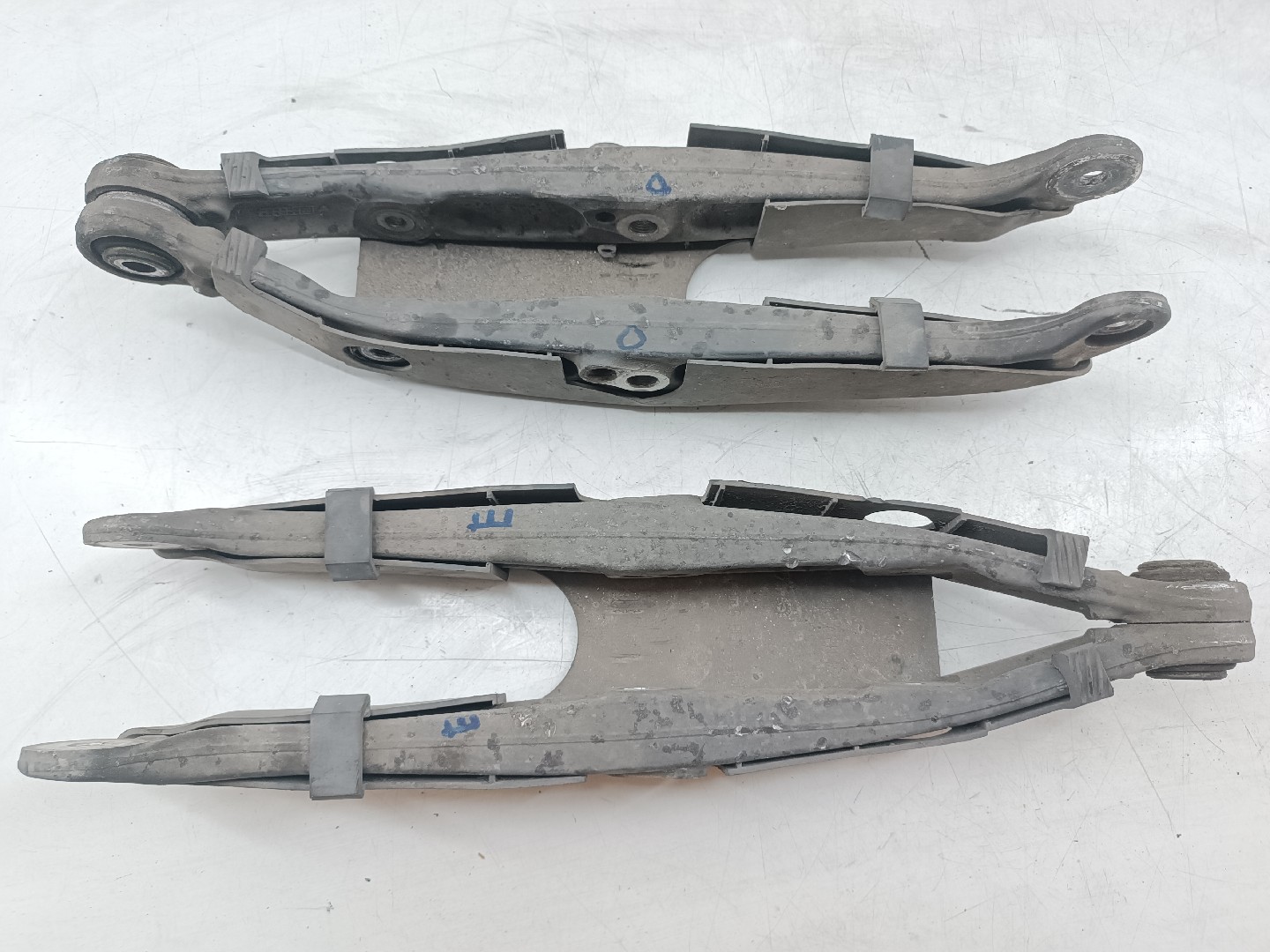 Braços de suspensão traseiros esquerdo / direito MERCEDES-BENZ E-CLASS T-Model (S211) | 03 - 09