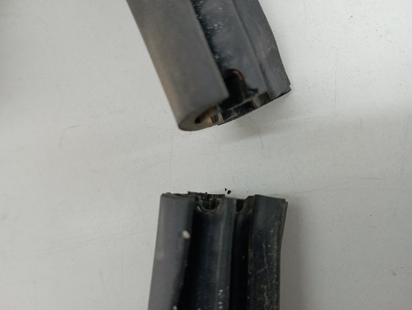 Borracha Porta Tras Esquerdo MAZDA 3 (BK) | 03 - 09 Imagem-1