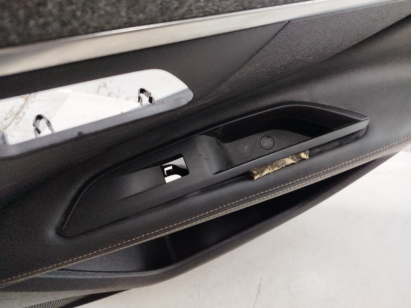 Quartela de porta trás direita PEUGEOT 3008 SUV (M_) | 16 -  Imagem-1