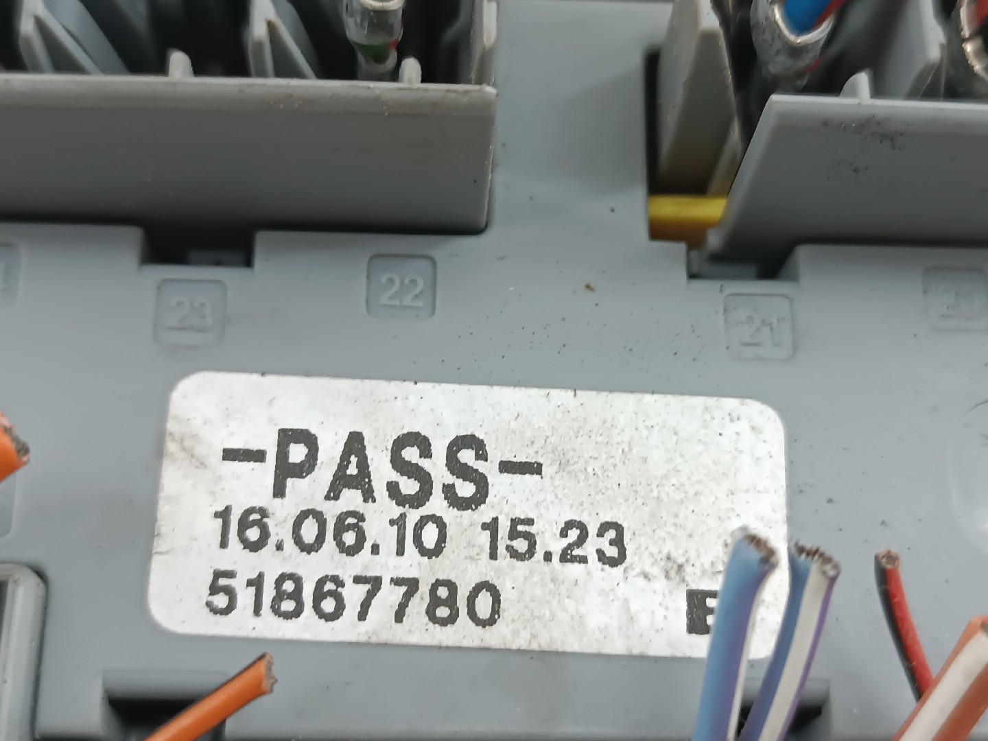 Caixa de fusíveis e relés LANCIA DELTA III (844_) | 08 - 14 Imagem-1