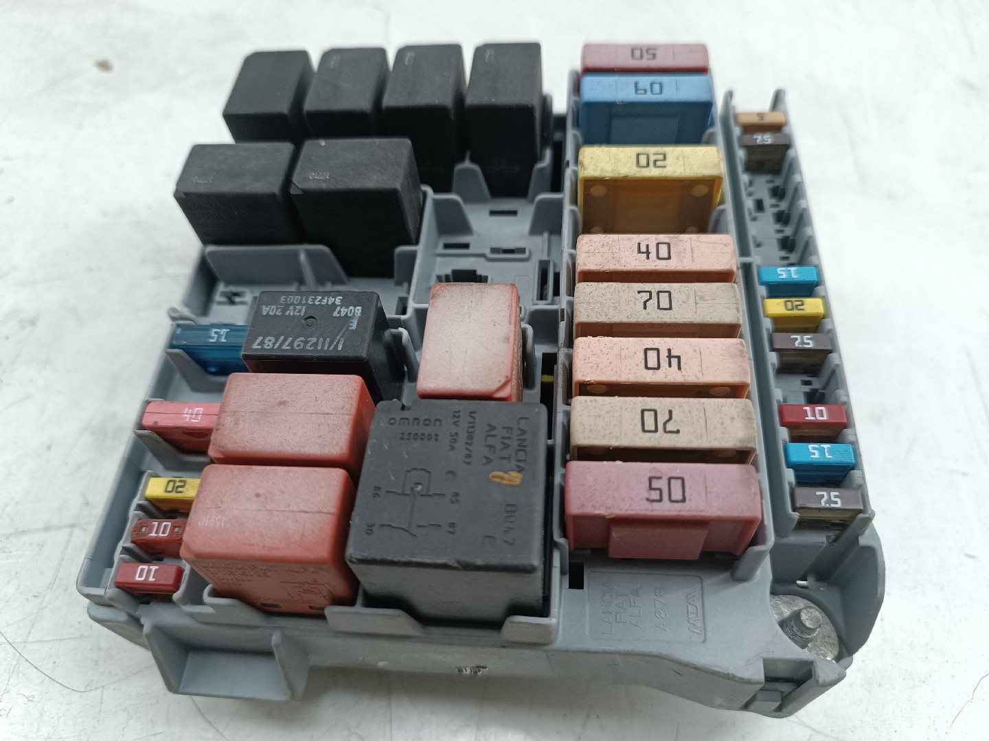 Caixa de fusíveis e relés LANCIA DELTA III (844_) | 08 - 14 Imagem-3