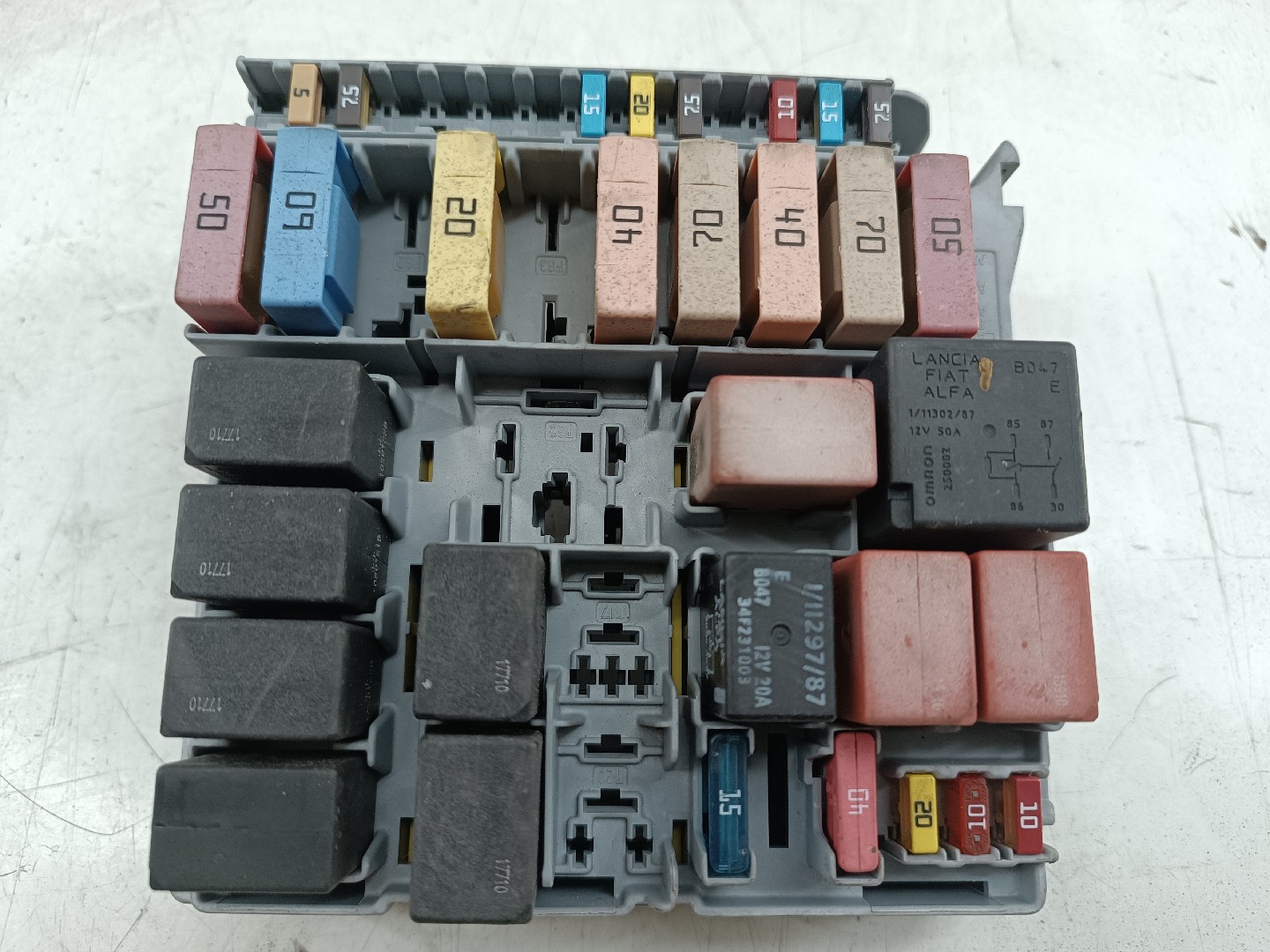 Caixa de fusíveis e relés LANCIA DELTA III (844_) | 08 - 14 Imagem-2