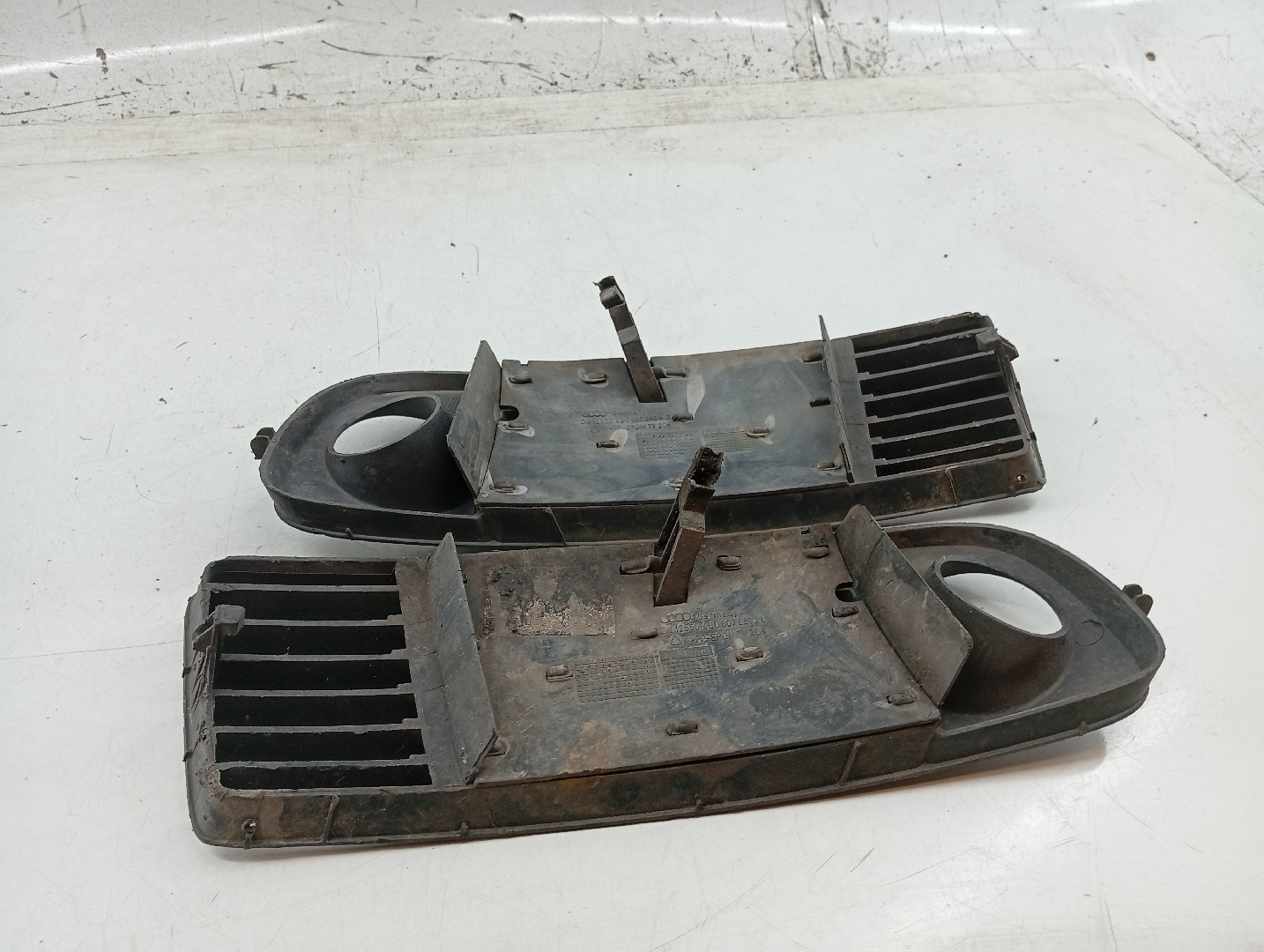 Grelha do farol de nevoeiro AUDI A6 (4B2, C5) | 97 - 05 Imagem-3
