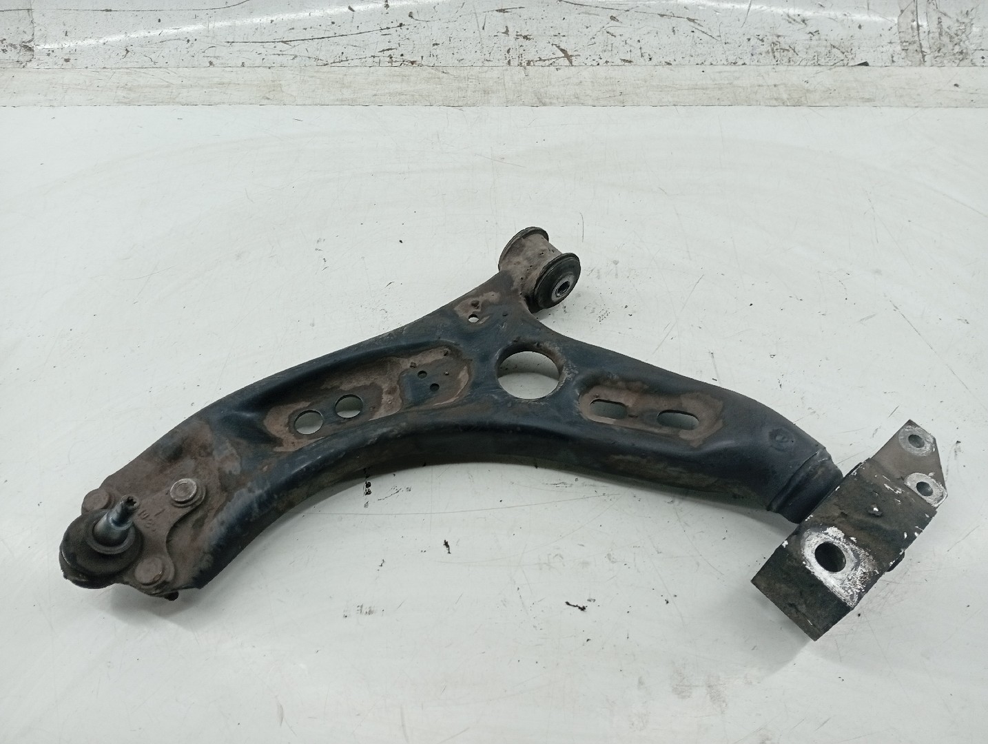 Braço de Suspensão da Roda Esquerda SKODA OCTAVIA II (1Z3) | 04 - 13