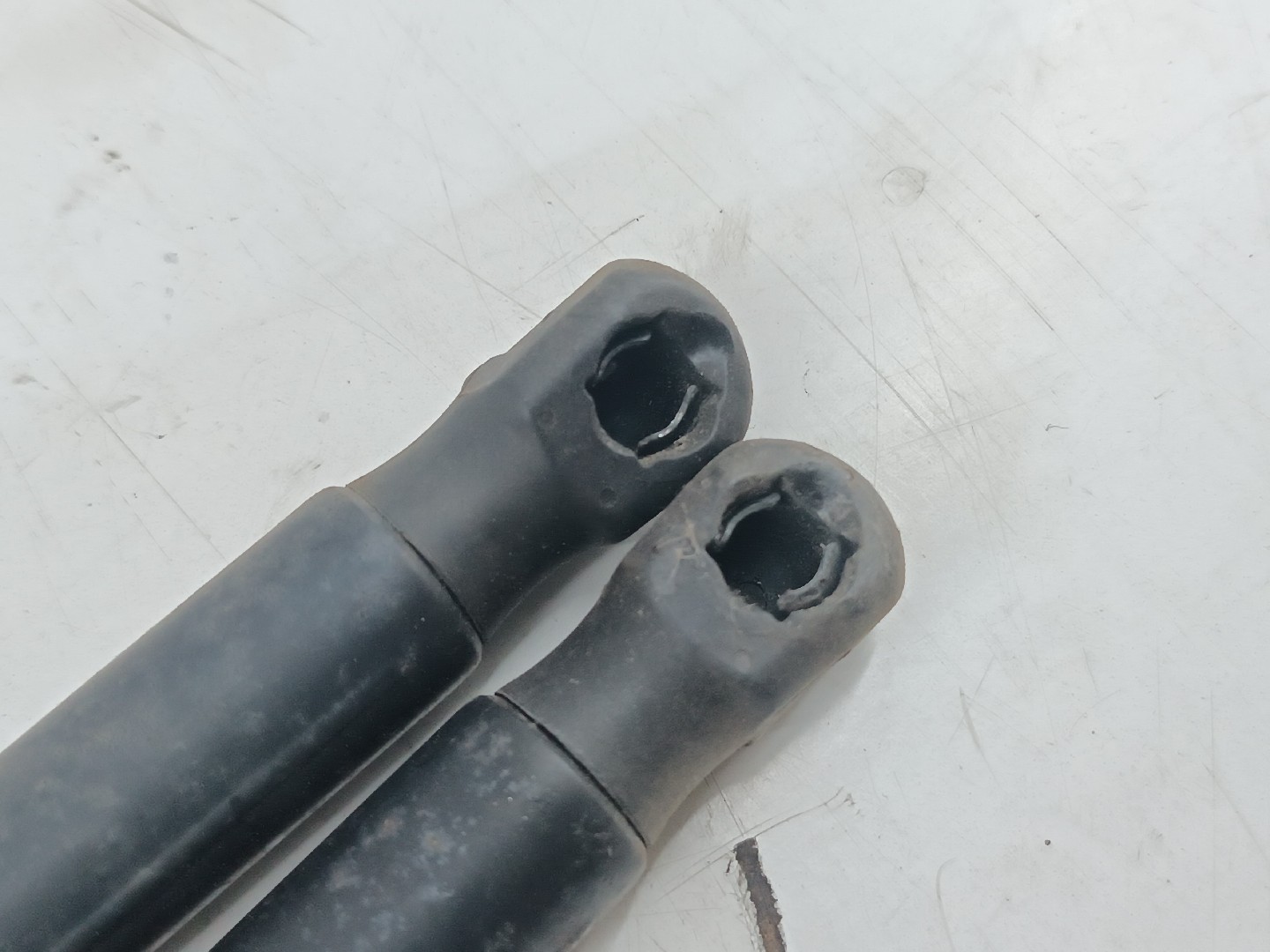 Amortecedores de mala esq. / Dir. FORD FOCUS III Caixa/Hatchback | 11 -  Imagem-1