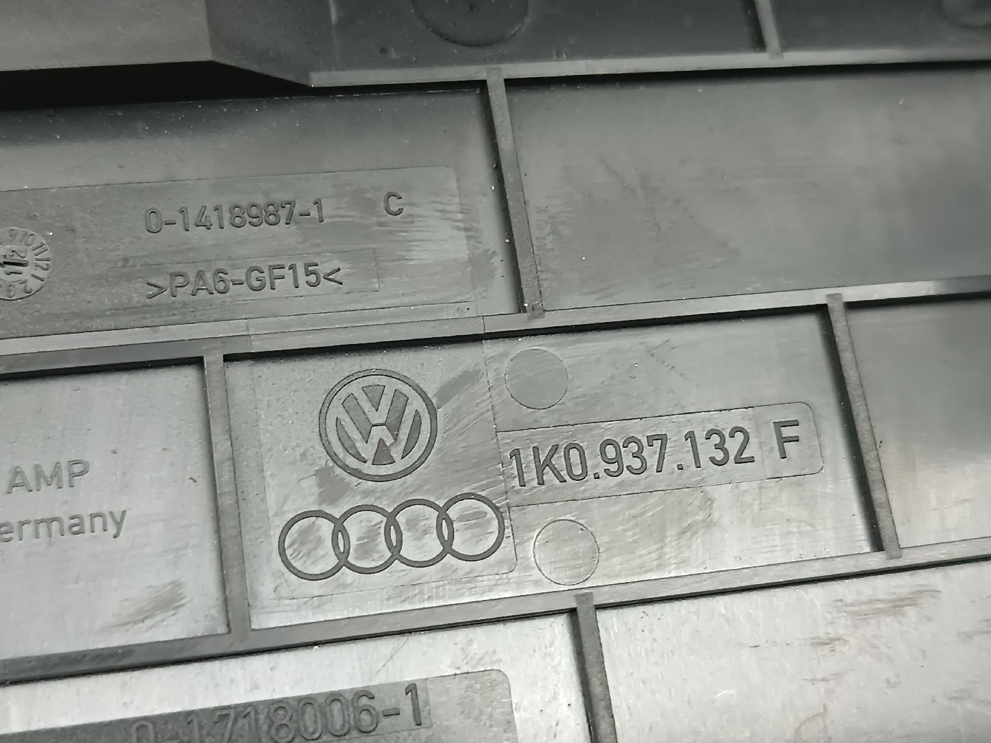 Tampa de caixa de fusiveis SKODA OCTAVIA II (1Z3) | 04 - 13 Imagem-1