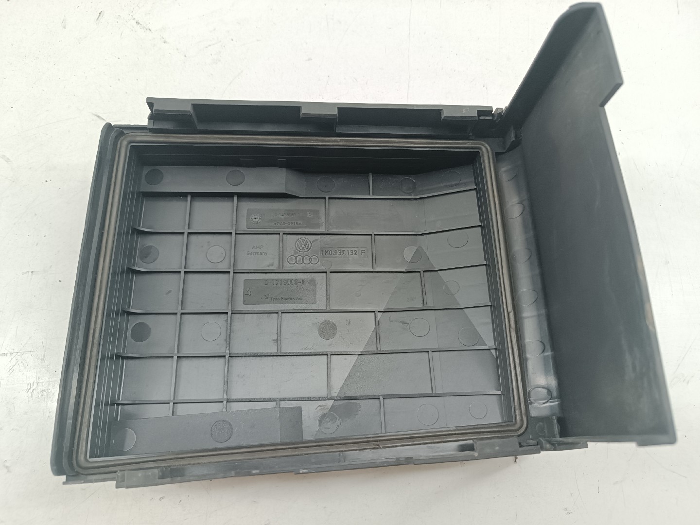 Tampa de caixa de fusiveis SKODA OCTAVIA II (1Z3) | 04 - 13