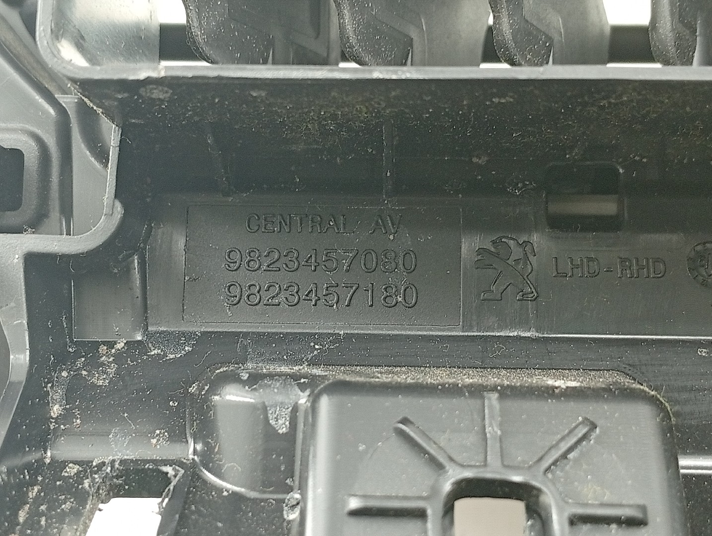Conjunto de botões do tablier PEUGEOT 208 II (UB_, UP_, UW_, UJ_) | 19 -  Imagem-6