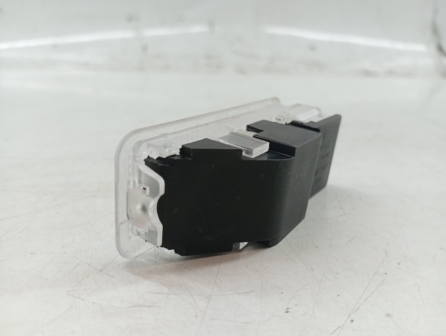 Luz de cortesia PEUGEOT 2008 II (U_) | 19 -  Imagem-2