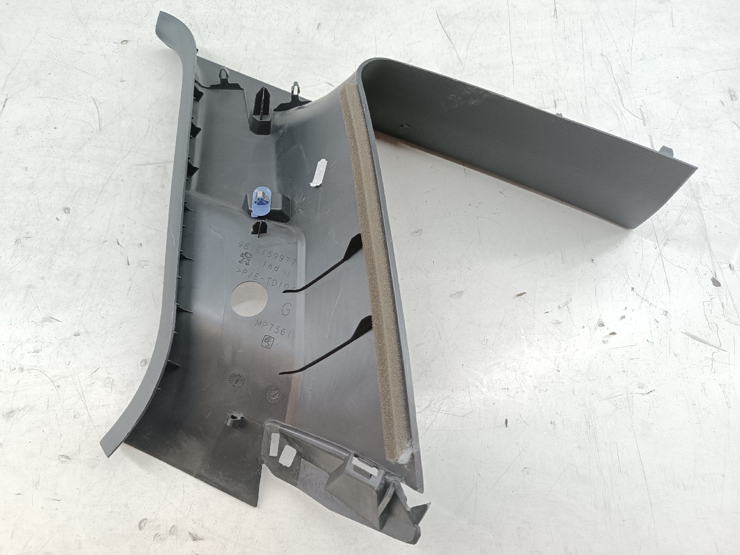 Moldura de pilar C esquerda PEUGEOT 5008 II | 16 - 