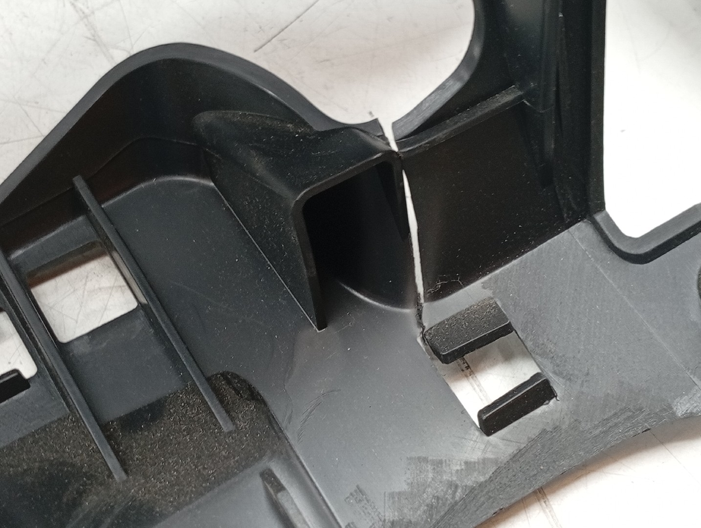 Moldura de pilar C esquerda PEUGEOT 3008 SUV (M_) | 16 -  Imagem-1
