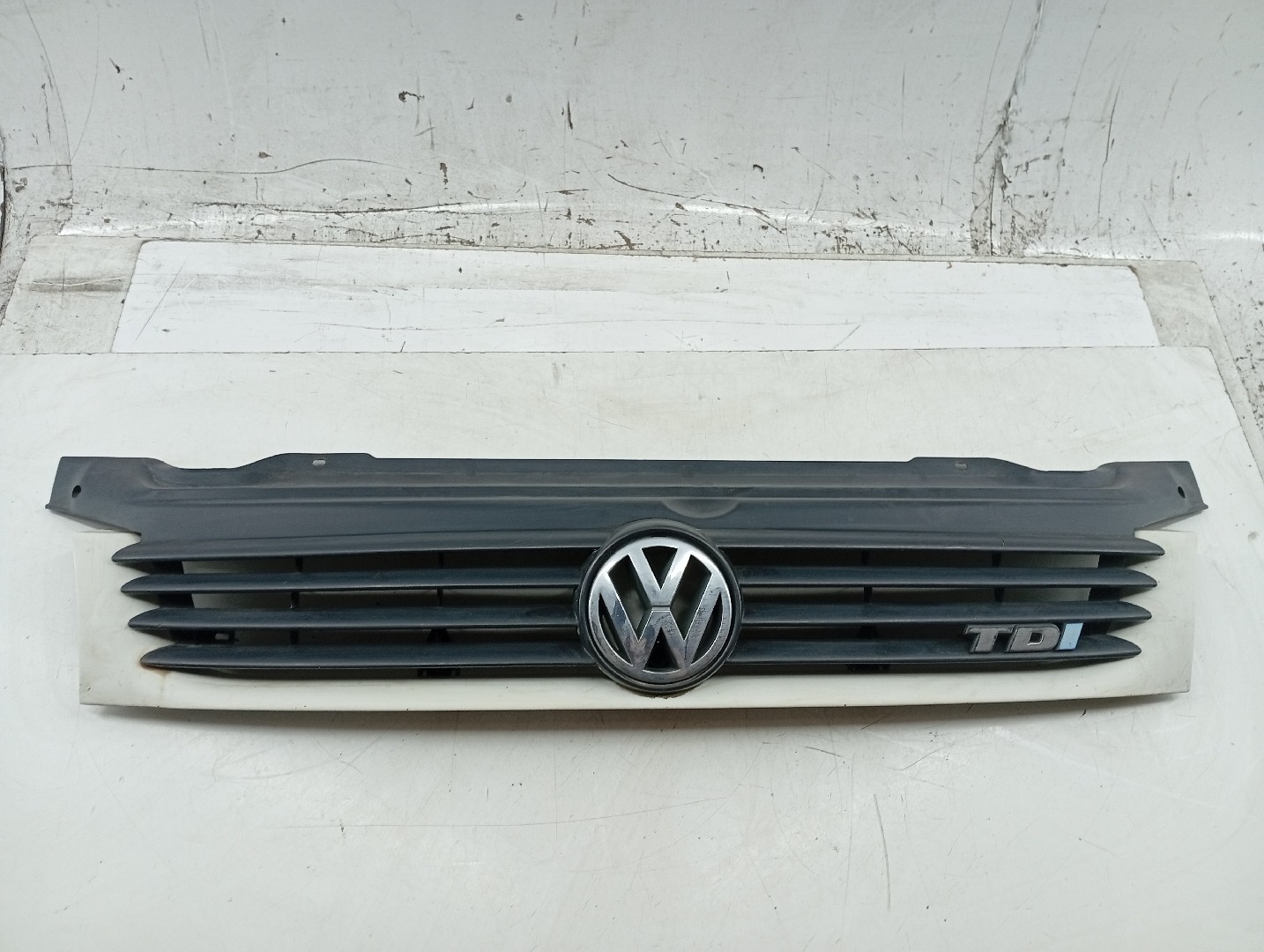 Grelha da Frente VOLKSWAGEN TRANSPORTER T4 Camião de plataforma/chassis (70E, 70L, 70M, 7DE, 7DL, 7D, | 90 - 03