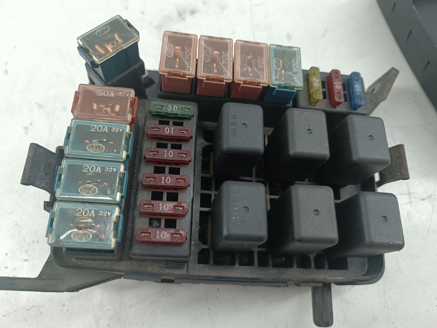 Caixa de fusíveis e relés HYUNDAI ACCENT I (X-3) | 94 - 02 Imagem-4