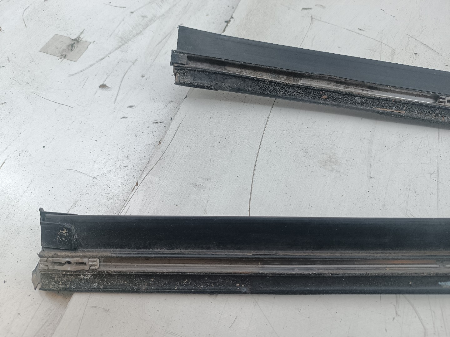 Acabamento de Para-brisas VOLKSWAGEN CADDY II Combi (9K9B) | 95 - 04 Imagem-2