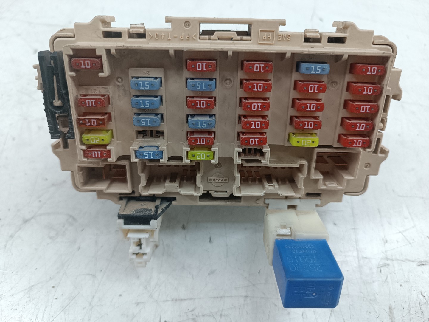 Caixa de fusíveis e relés NISSAN X-TRAIL (T30) | 01 - 13