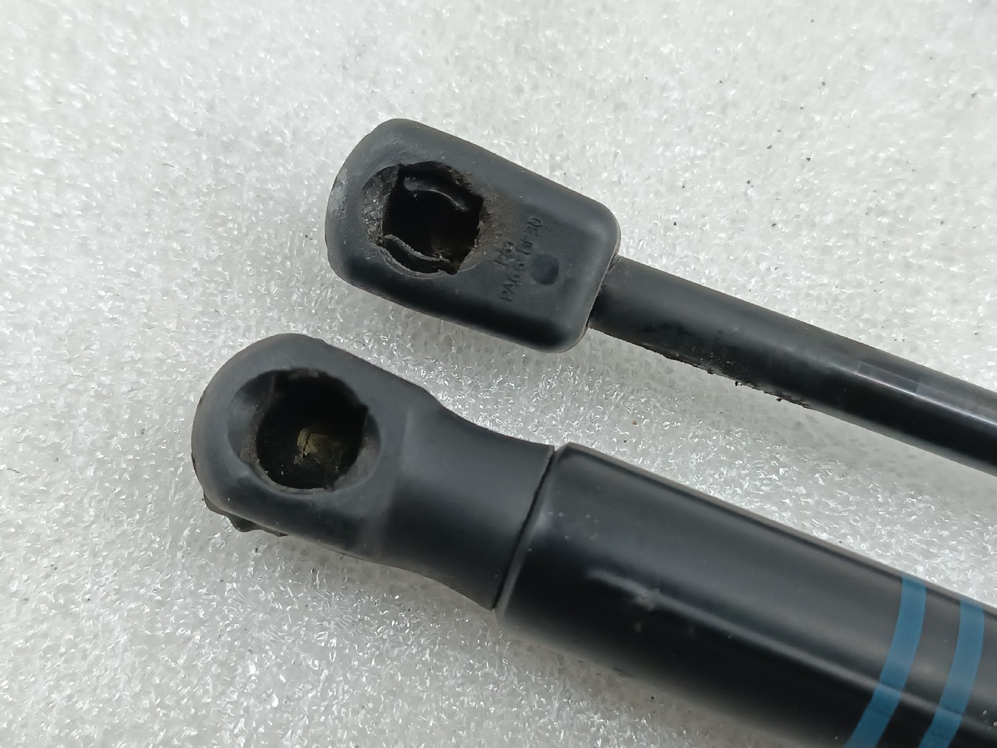 Amortecedores do capô BMW 3 (F30, F80) | 11 - 18 Imagem-2