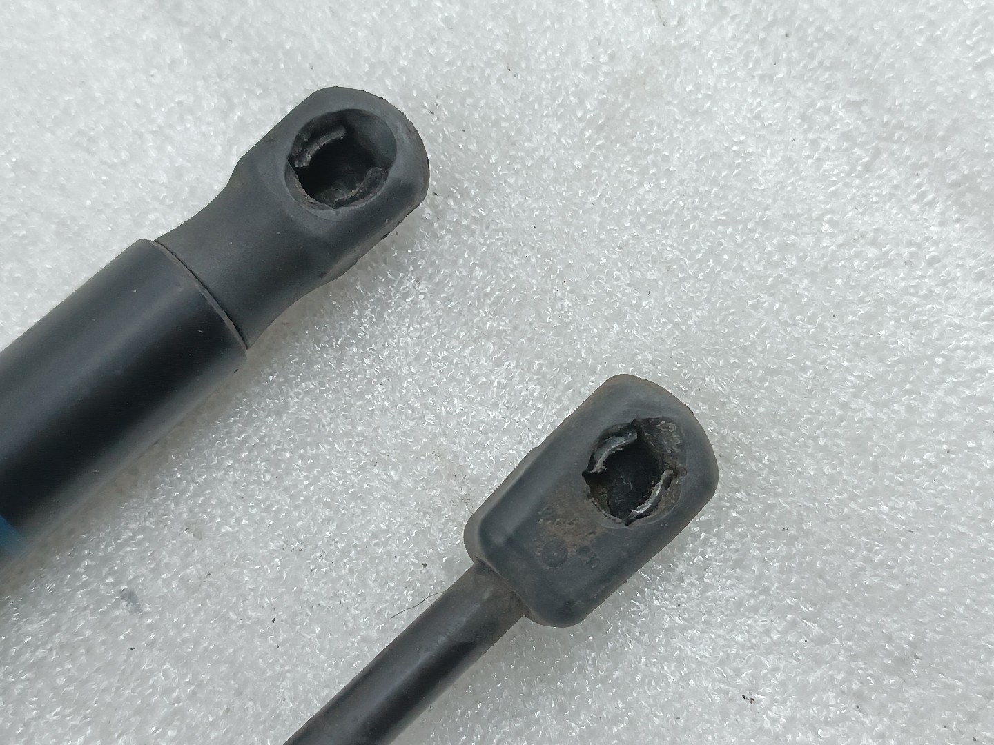 Amortecedores do capô BMW 3 (F30, F80) | 11 - 18 Imagem-1