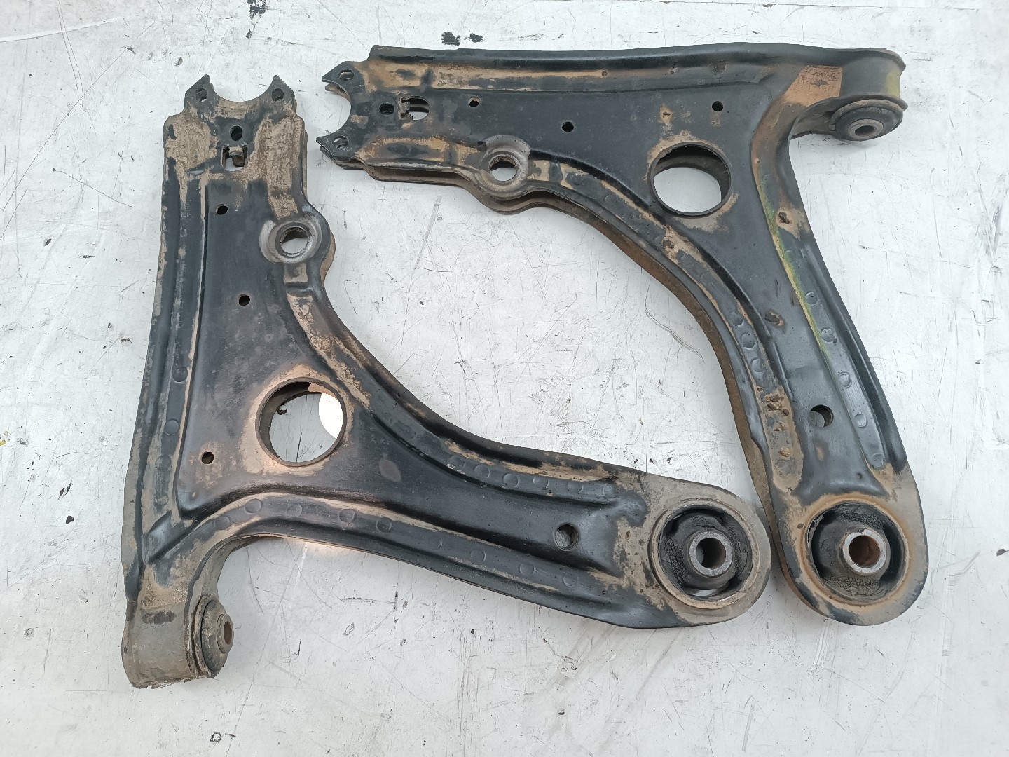 Braços de suspensão esquerdo e direito VOLKSWAGEN CADDY II Combi (9K9B) | 95 - 04