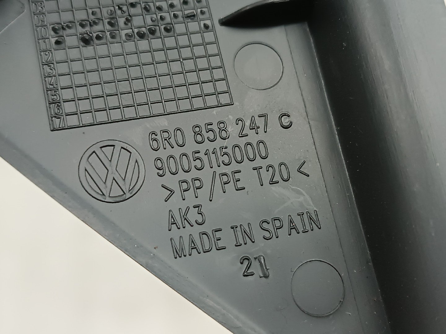 Plástico lateral direito de tablier VOLKSWAGEN POLO (6R1, 6C1) | 09 -  Imagem-2