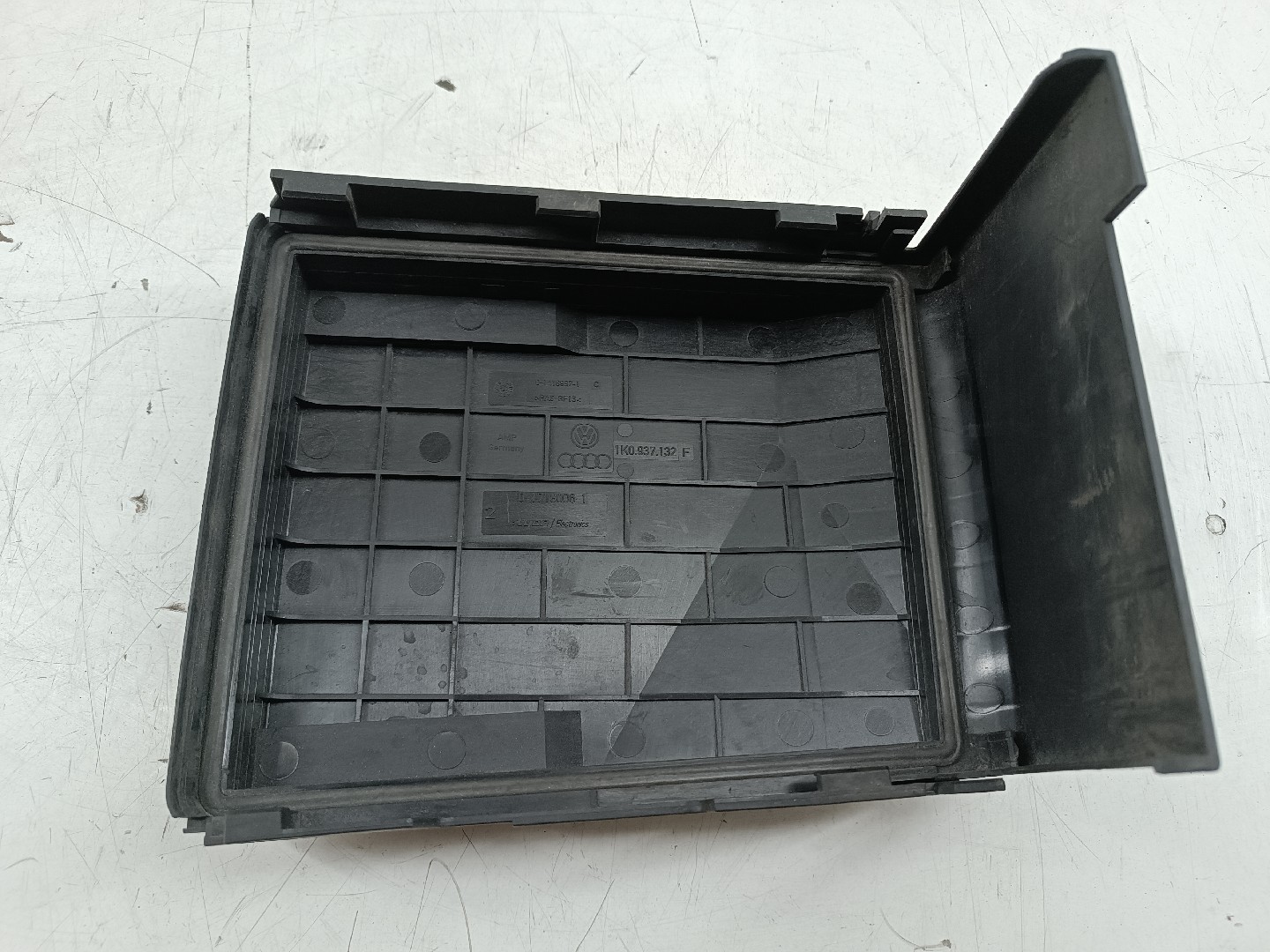 Tampa de caixa de fusiveis VOLKSWAGEN PASSAT (3C2) | 05 - 10