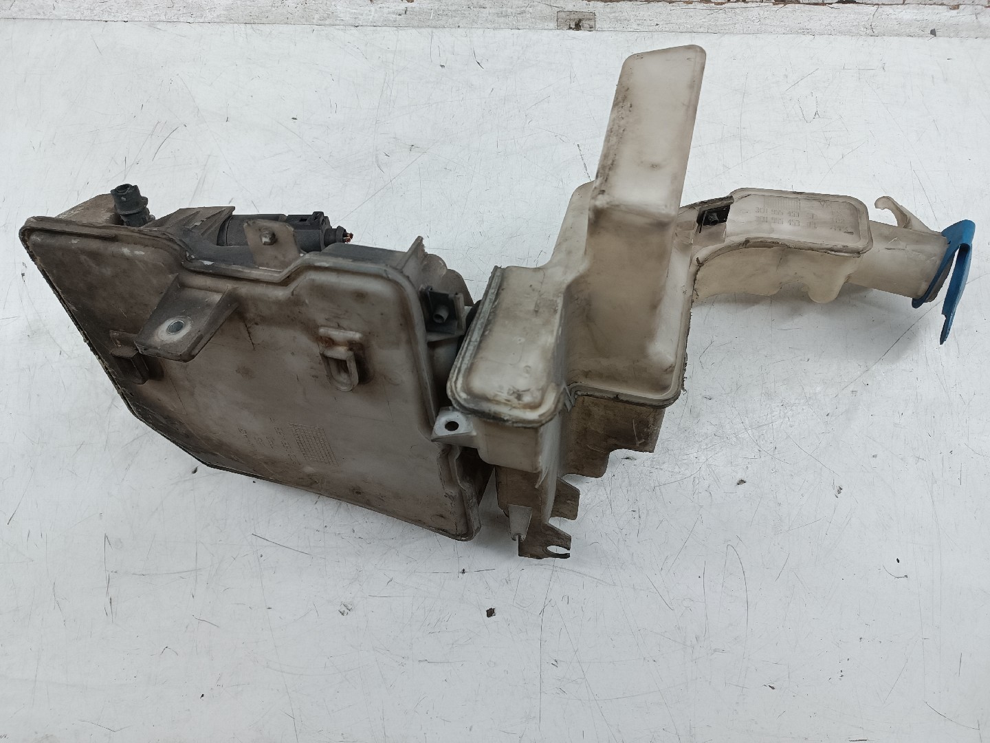 Reservatório de água do limpa para-brisas VOLKSWAGEN PASSAT (3C2) | 05 - 10