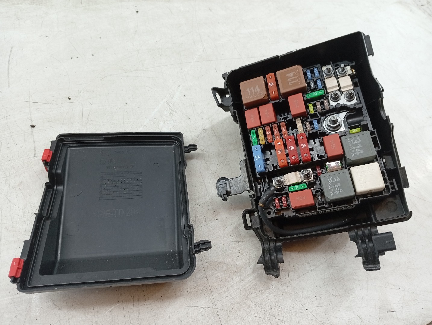 Caixa de fusíveis e relés PEUGEOT 3008 SUV (M_) | 16 - 