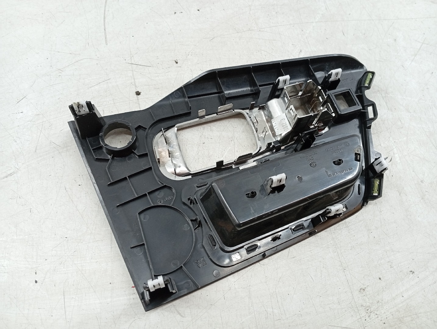 Moldura Consola Central PEUGEOT 3008 SUV (M_) | 16 -  Imagem-2