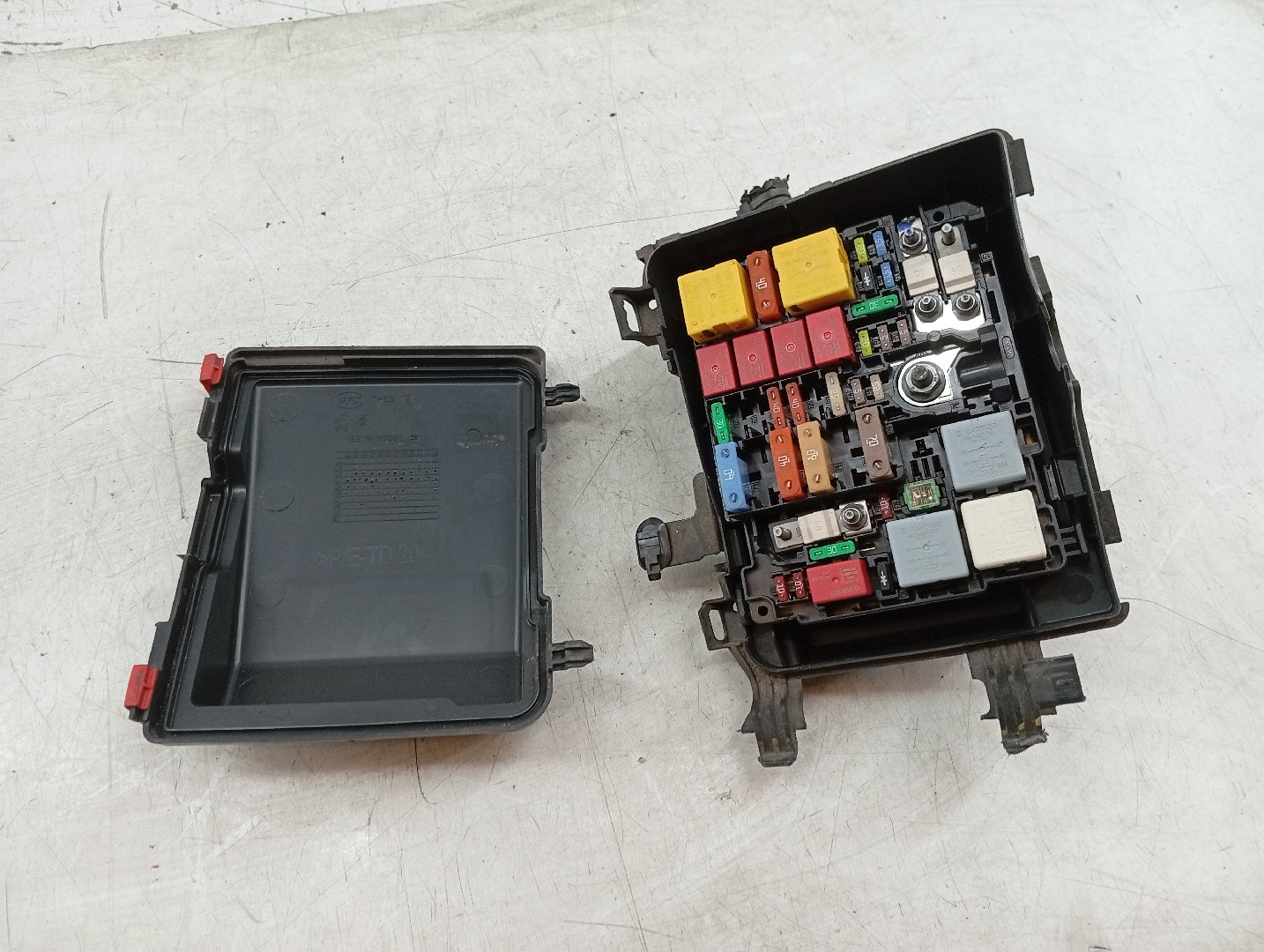 Caixa de fusíveis e relés PEUGEOT 3008 SUV (M_) | 16 - 