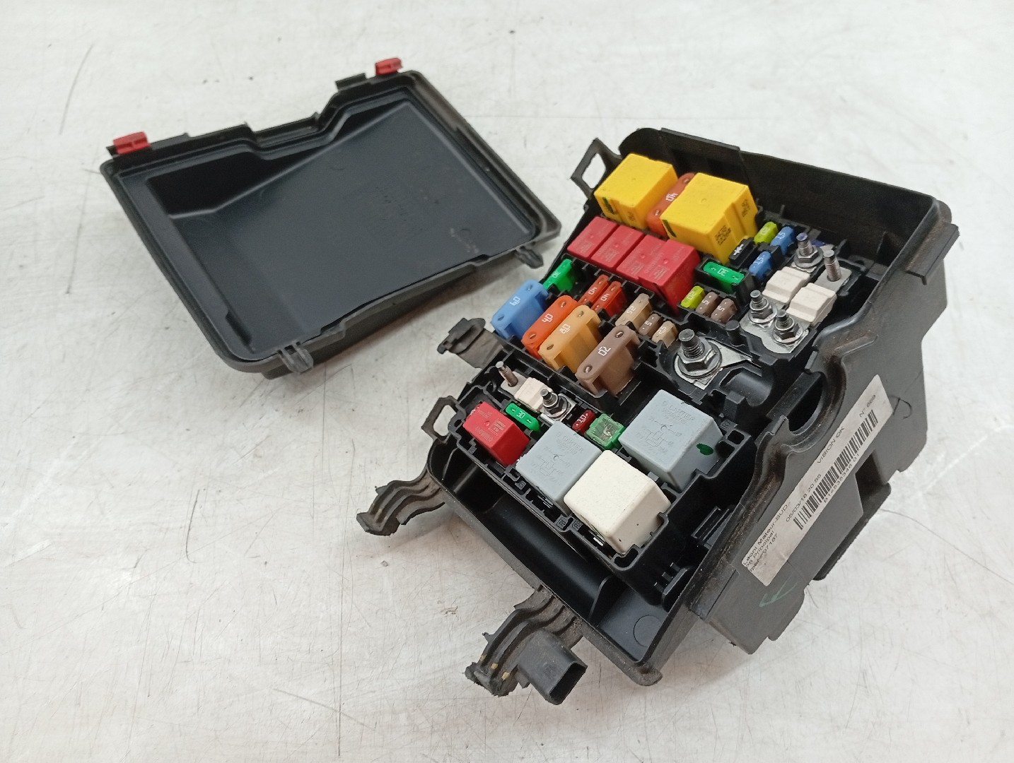 Caixa de fusíveis e relés PEUGEOT 3008 SUV (M_) | 16 -  Imagem-2