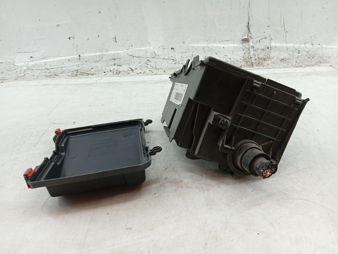 Caixa de fusíveis e relés PEUGEOT 3008 SUV (M_) | 16 -  Imagem-3