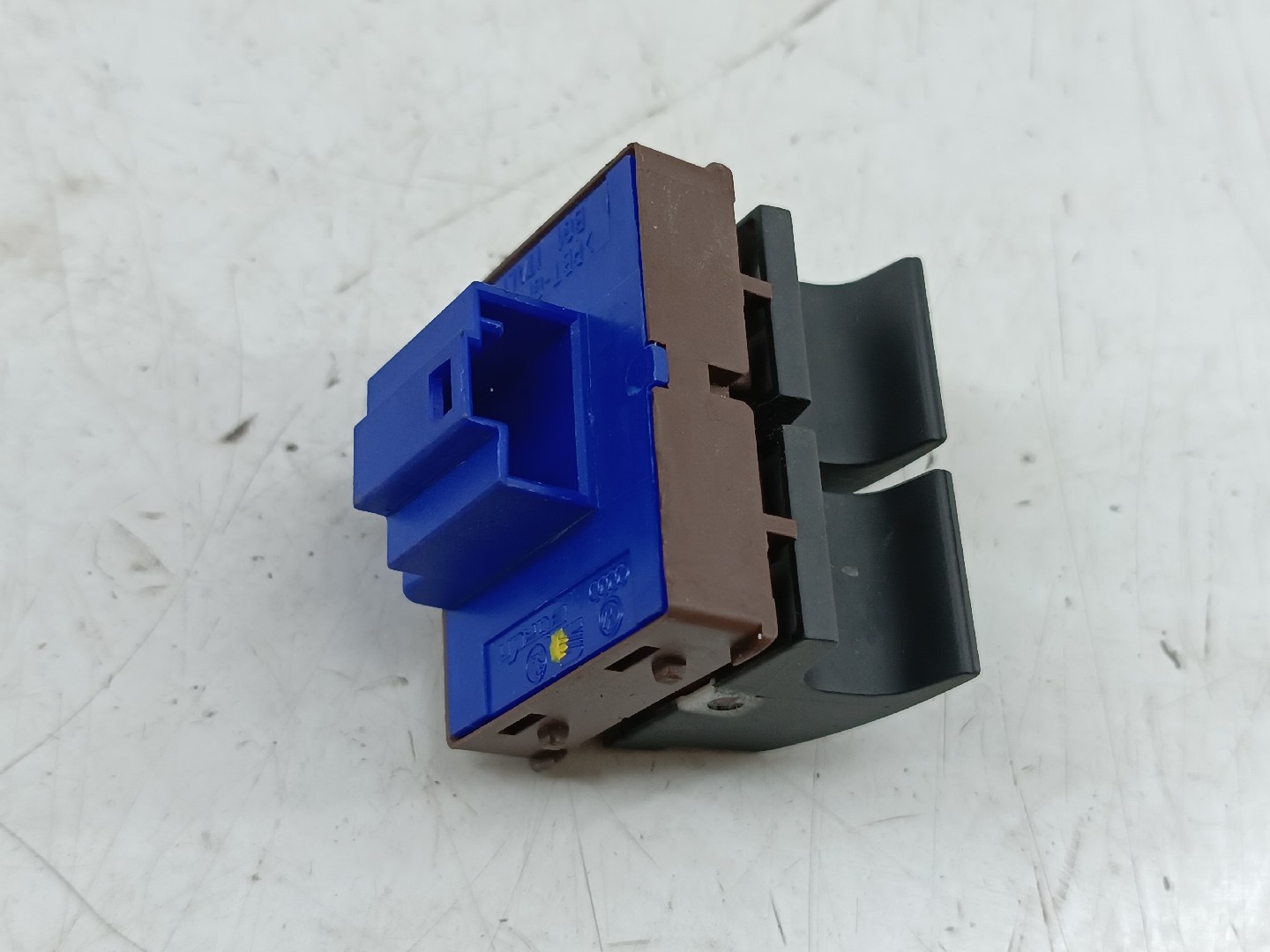 Botão de abertura da tampa do combustível VOLKSWAGEN EOS (1F7, 1F8) | 06 - 15