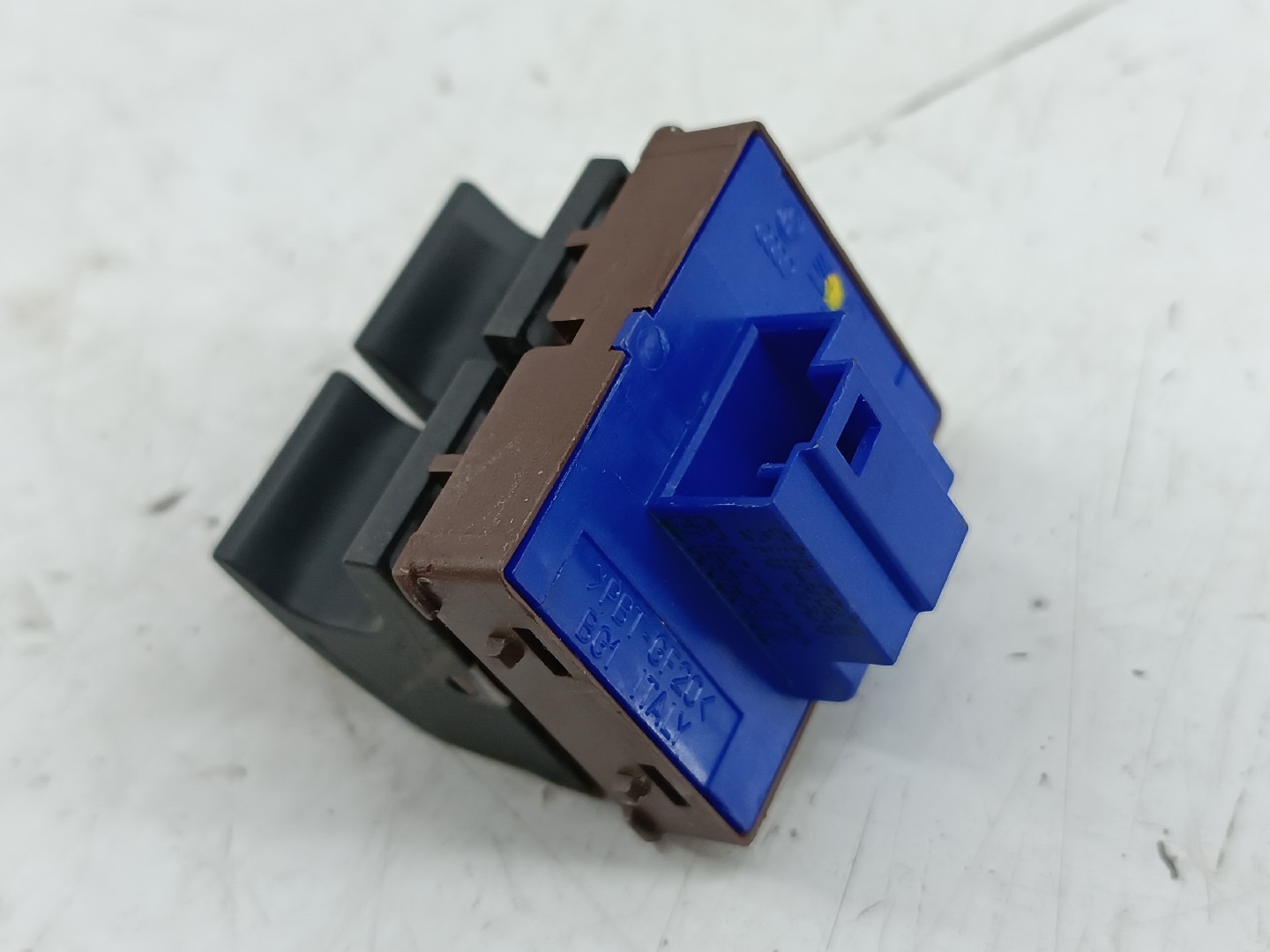 Botão de abertura da tampa do combustível VOLKSWAGEN EOS (1F7, 1F8) | 06 - 15 Imagem-1