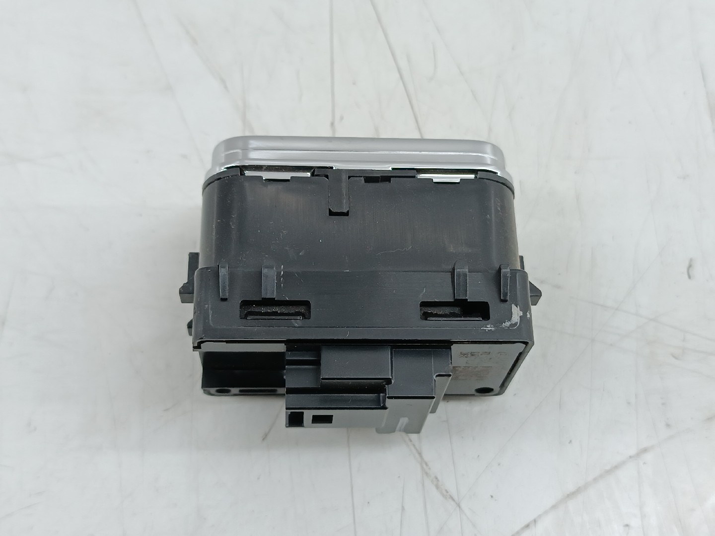 Botão de abertura da mala MERCEDES-BENZ A-CLASS (W177) | 18 - 