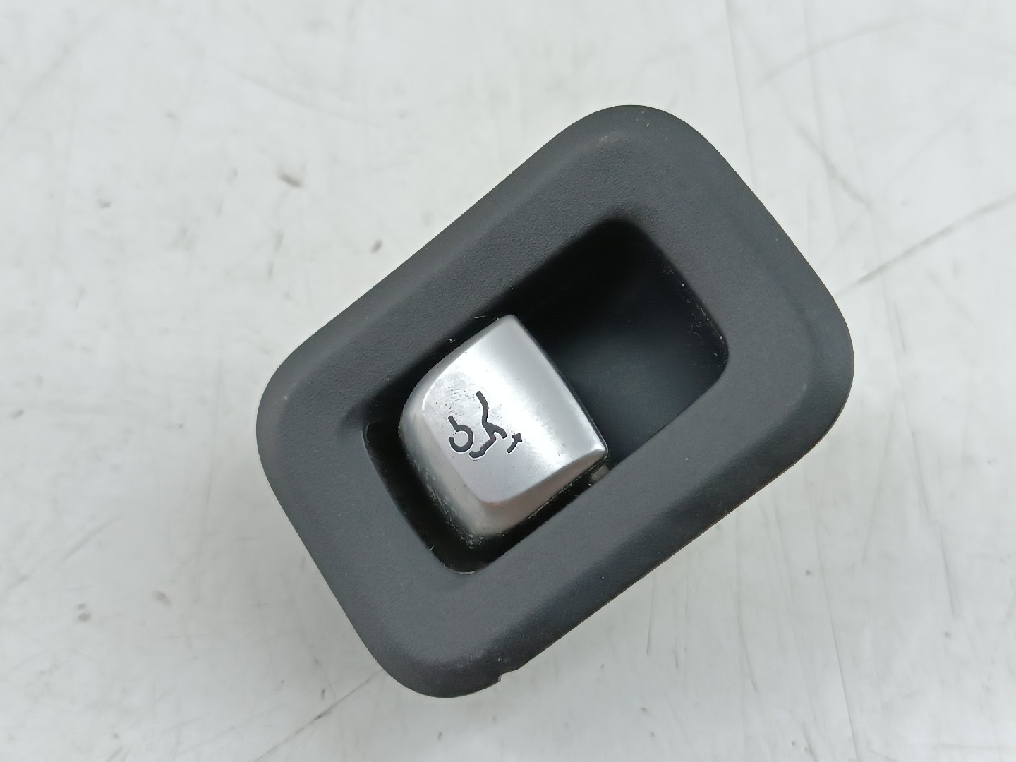 Botão de abertura da mala MERCEDES-BENZ C-CLASS (W205) | 13 -  Imagem-4