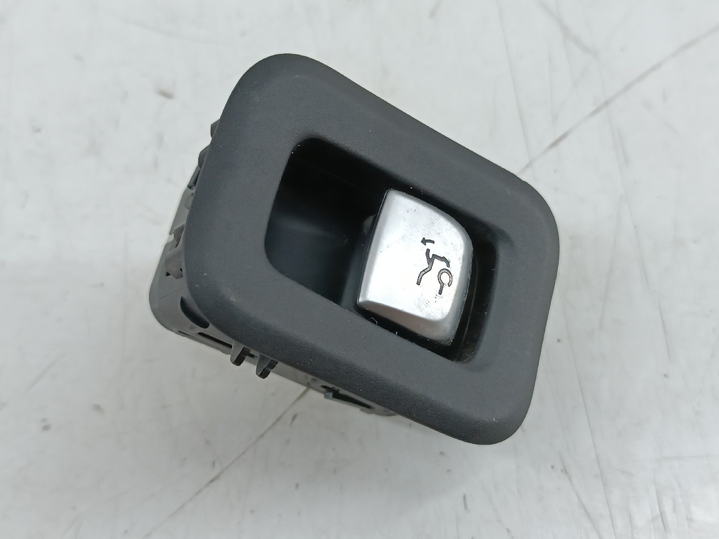 Botão de abertura da mala MERCEDES-BENZ C-CLASS (W205) | 13 -  Imagem-3