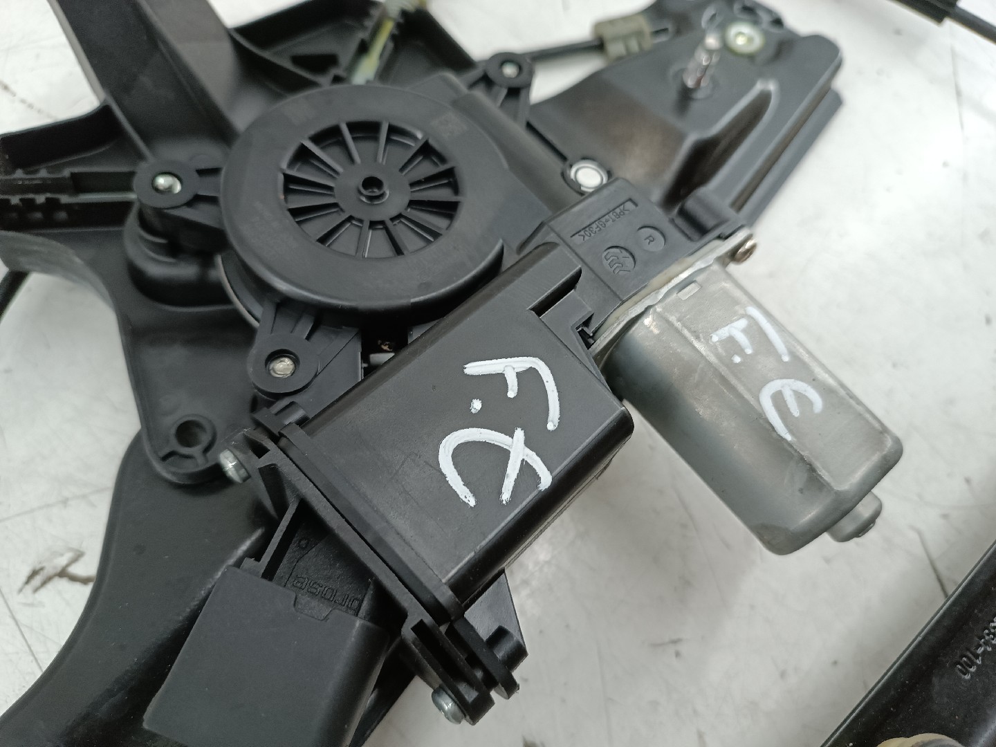 Motor e elevador de vidro frente esquerdo OPEL ASTRA K (B16) | 15 -  Imagem-1