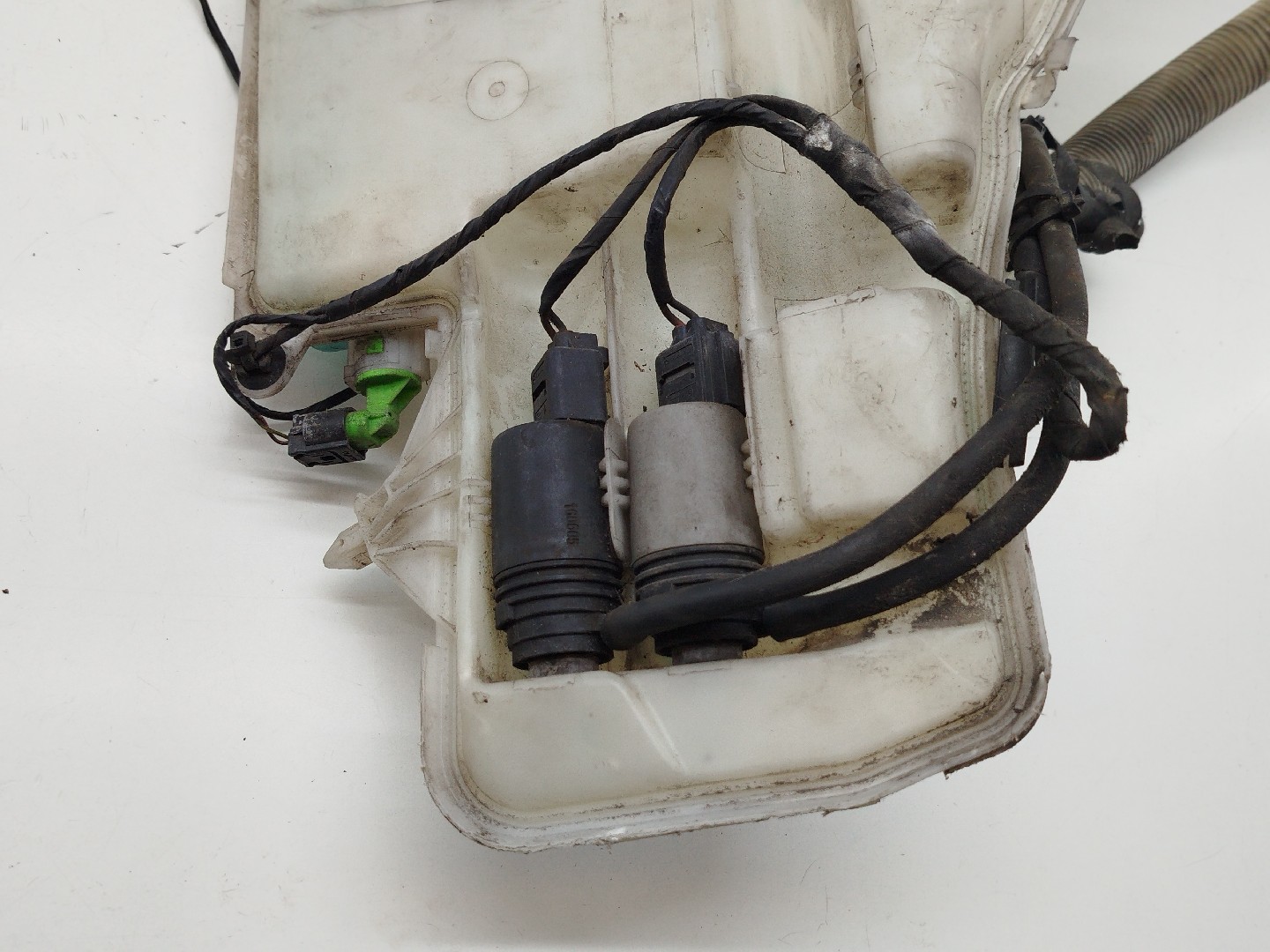 Reservatório de água do limpa para-brisas BMW 1 (E87) | 03 - 13 Imagem-3