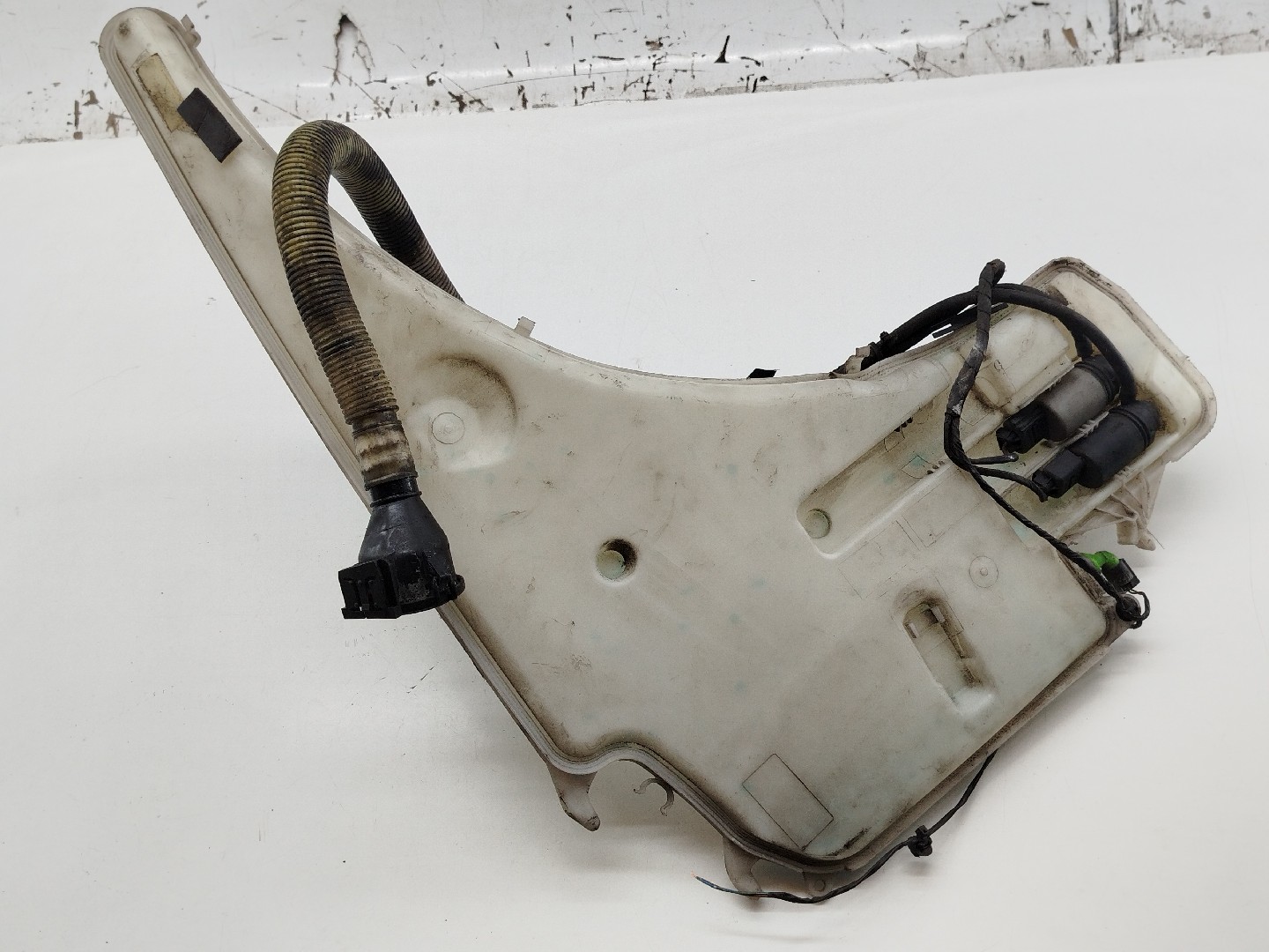 Reservatório de água do limpa para-brisas BMW 1 (E87) | 03 - 13 Imagem-2