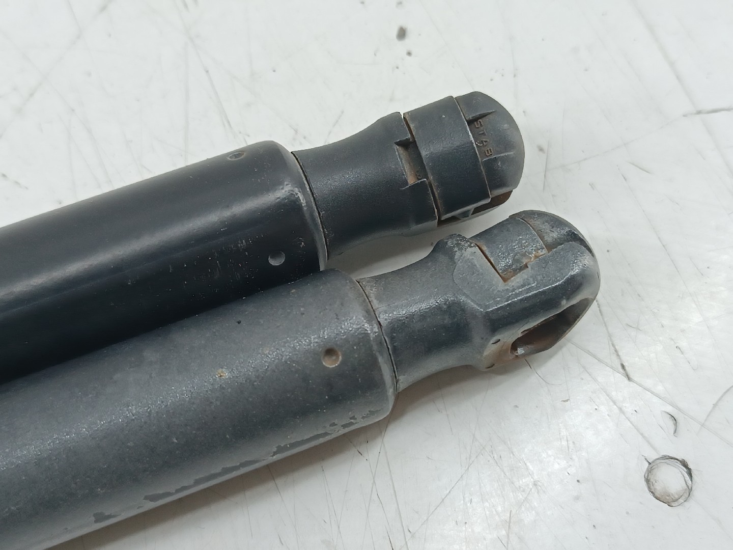 Amortecedores de mala esq. / Dir. AUDI Q5 (8RB) | 08 - 17 Imagem-1