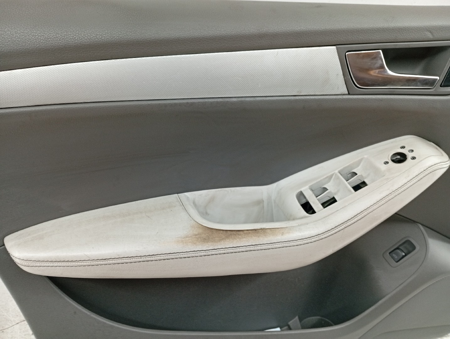 Quartela de porta frente esquerda AUDI Q5 (8RB) | 08 - 17 Imagem-1