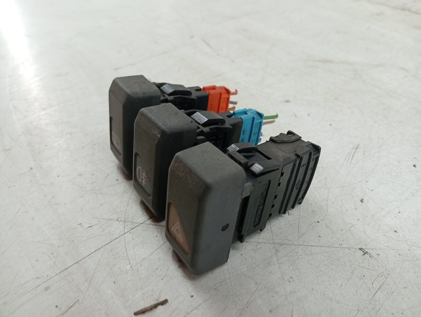 Conjunto de botões do tablier RENAULT CLIO I (B/C57_, 5/357_) | 90 - 98 Imagem-1