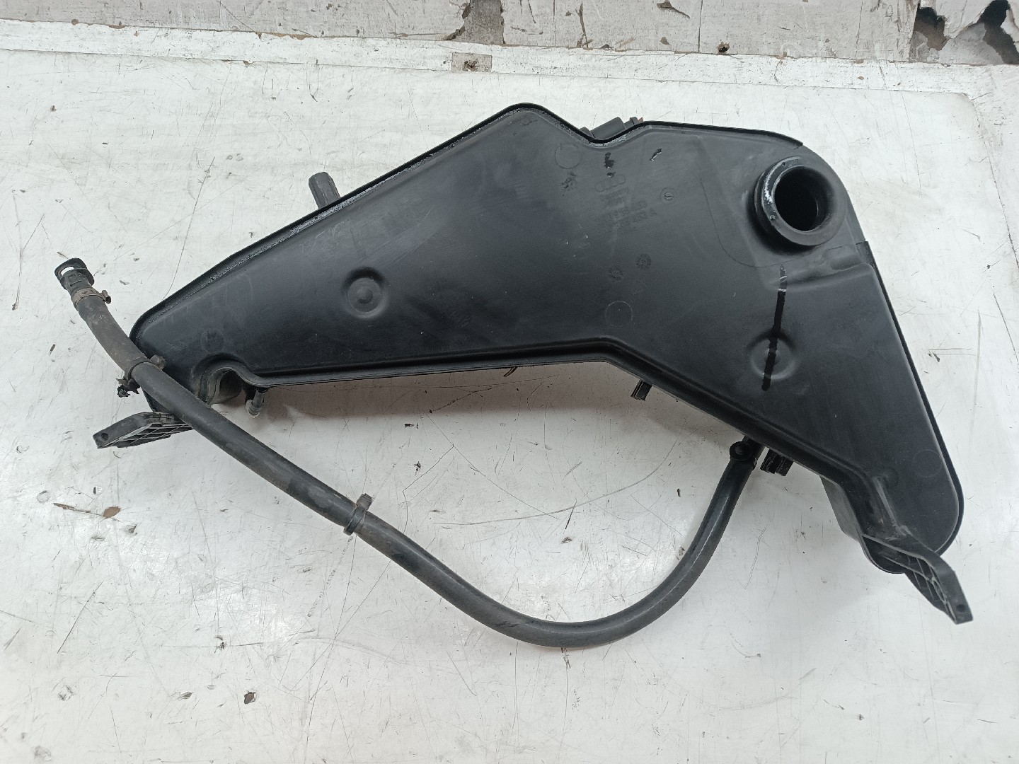 Reservatório de água do limpa para-brisas AUDI Q5 (8RB) | 08 - 17