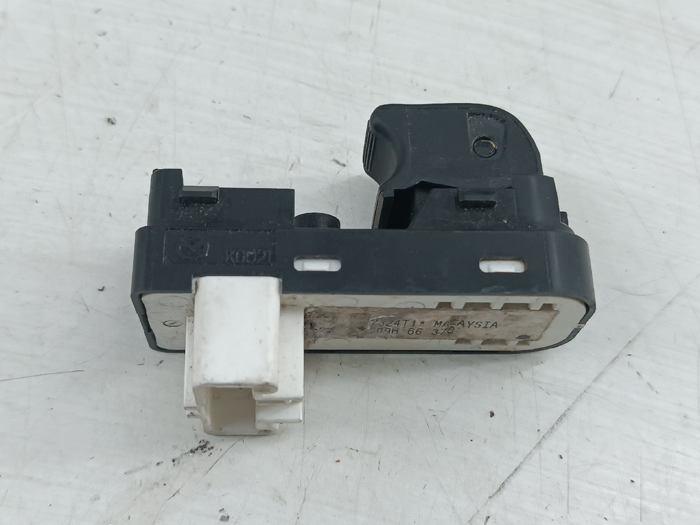 Comutador de vidro traseiro direito MAZDA CX-3 (DK) | 15 - 