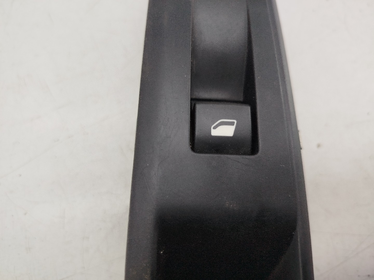 Comutador de vidro traseiro direito PEUGEOT 3008 SUV (M_) | 16 -  Imagem-1