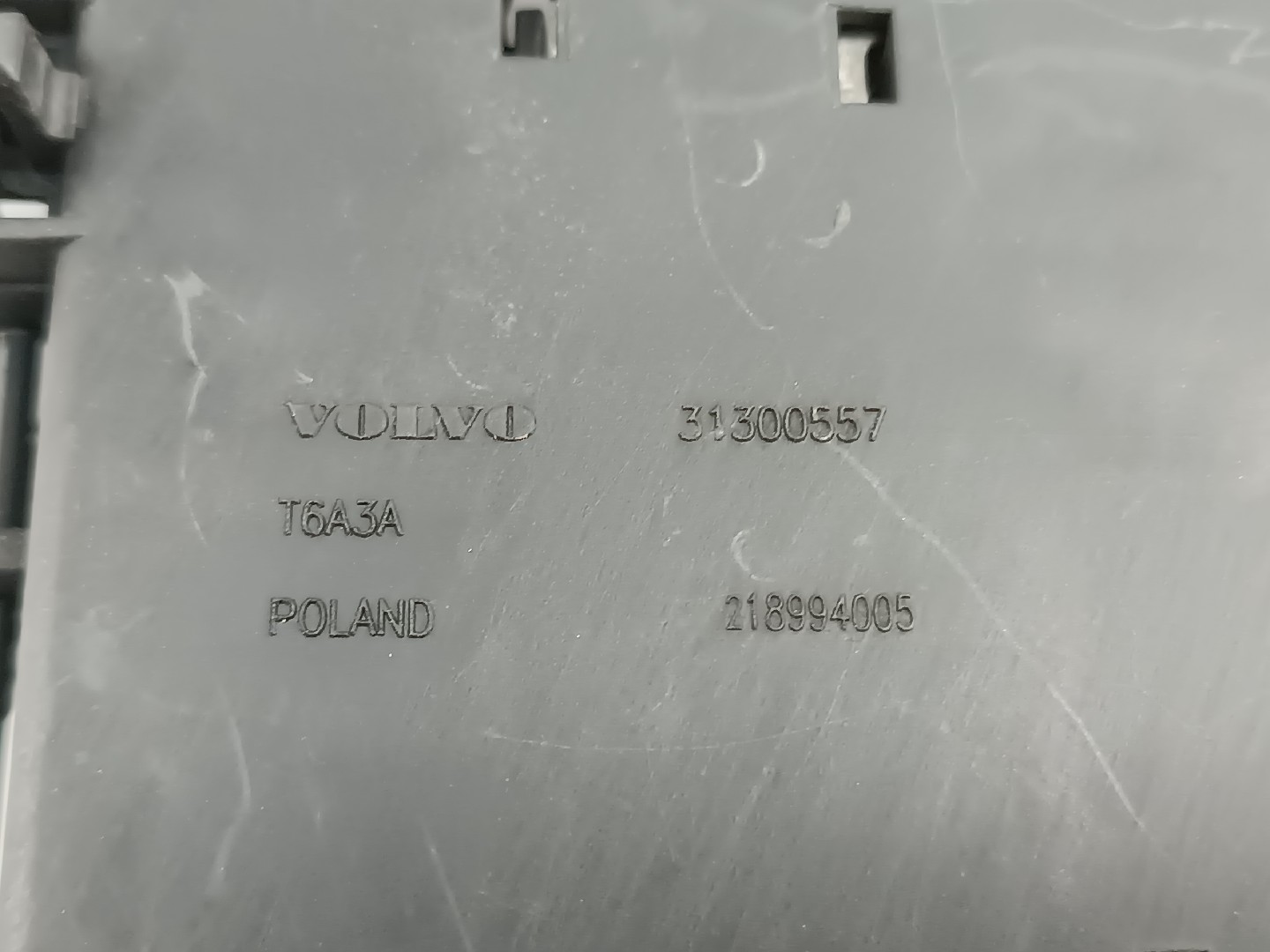 Módulo de fusíveis de bateria VOLVO C30 (533) | 06 - 13 Imagem-1