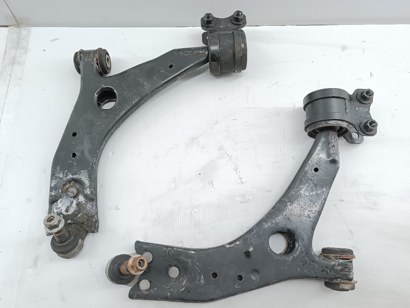 Braços de suspensão esquerdo e direito VOLVO C30 (533) | 06 - 13