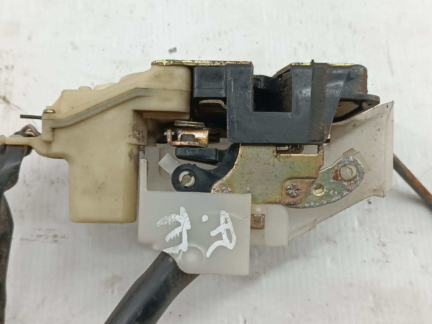 Fecho da Porta Frente Esquerdo MAZDA 626 V (GF) | 97 - 02 Imagem-2